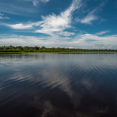Cabañas Nainekü Lodge en San Martín de Amacayacu, rodeadas por la selva amazónica y el río Amacayacu, cerca de Leticia, Amazonas.
