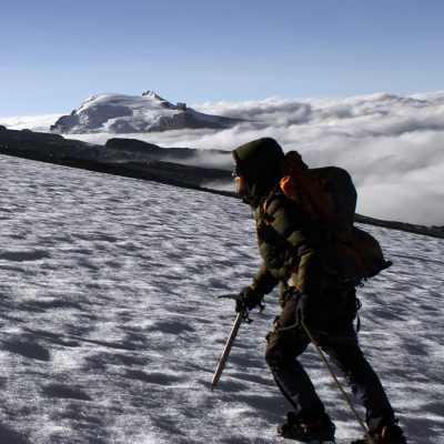 Laguna Grande de la Sierra en la Sierra Nevada del Cocuy rodeada de montañas nevadas y páramos.